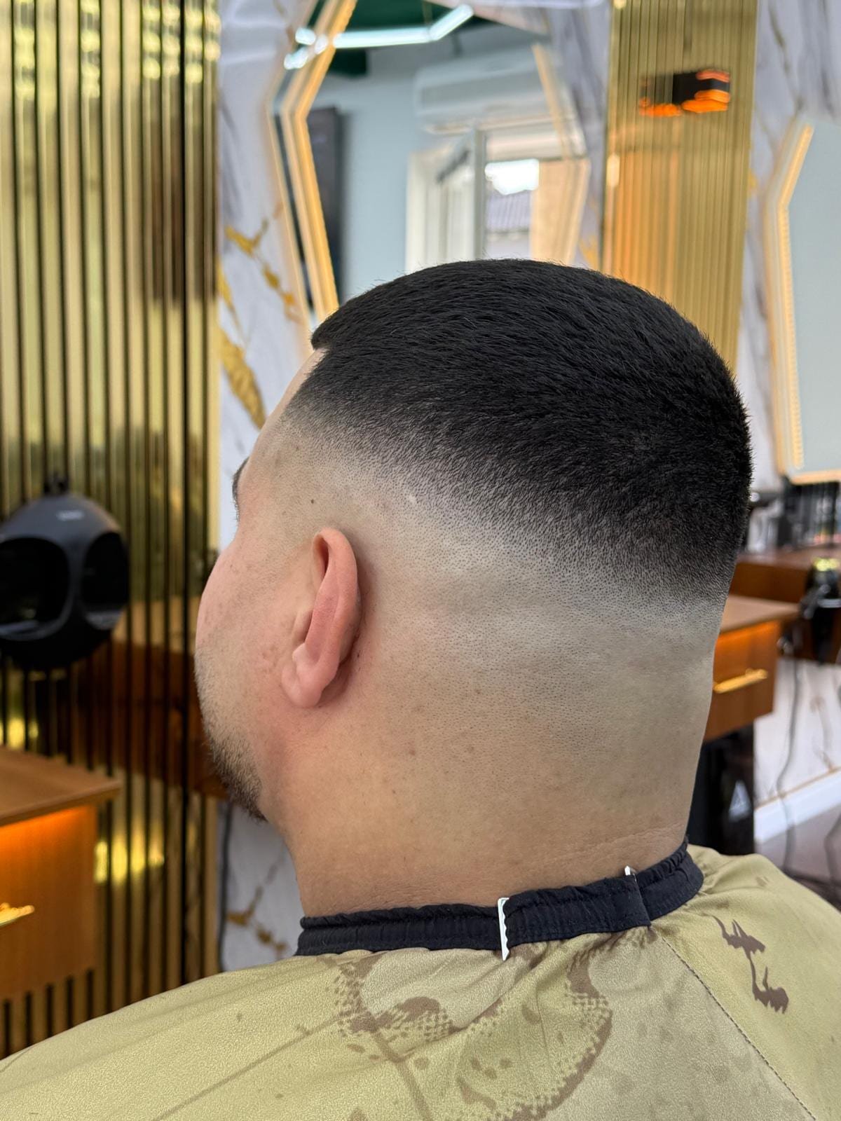 Präziser Skin-Fade von hinten, frisch nachgeschnitten