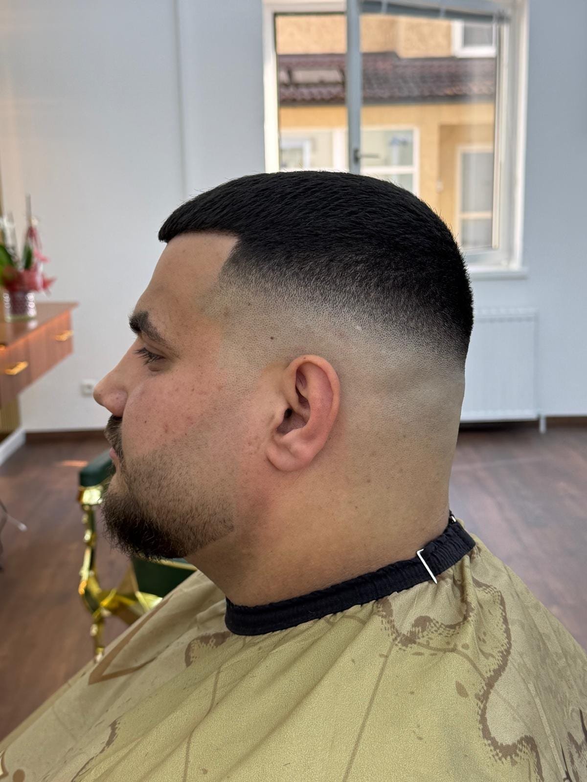 Scharf herausgearbeiteter Haaransatz mit Fade im Profil