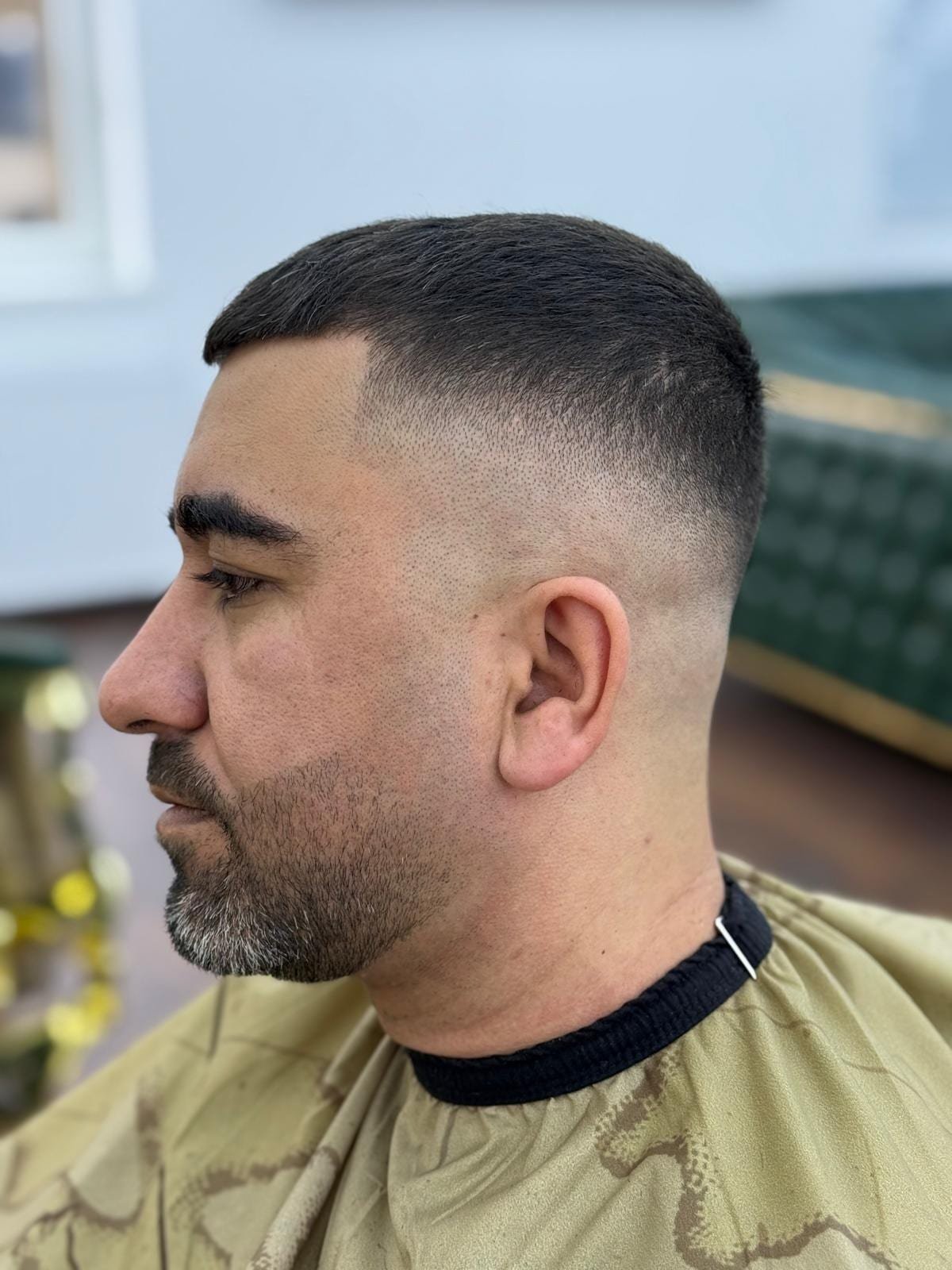 Klassischer Fade kombiniert mit vollem Bart