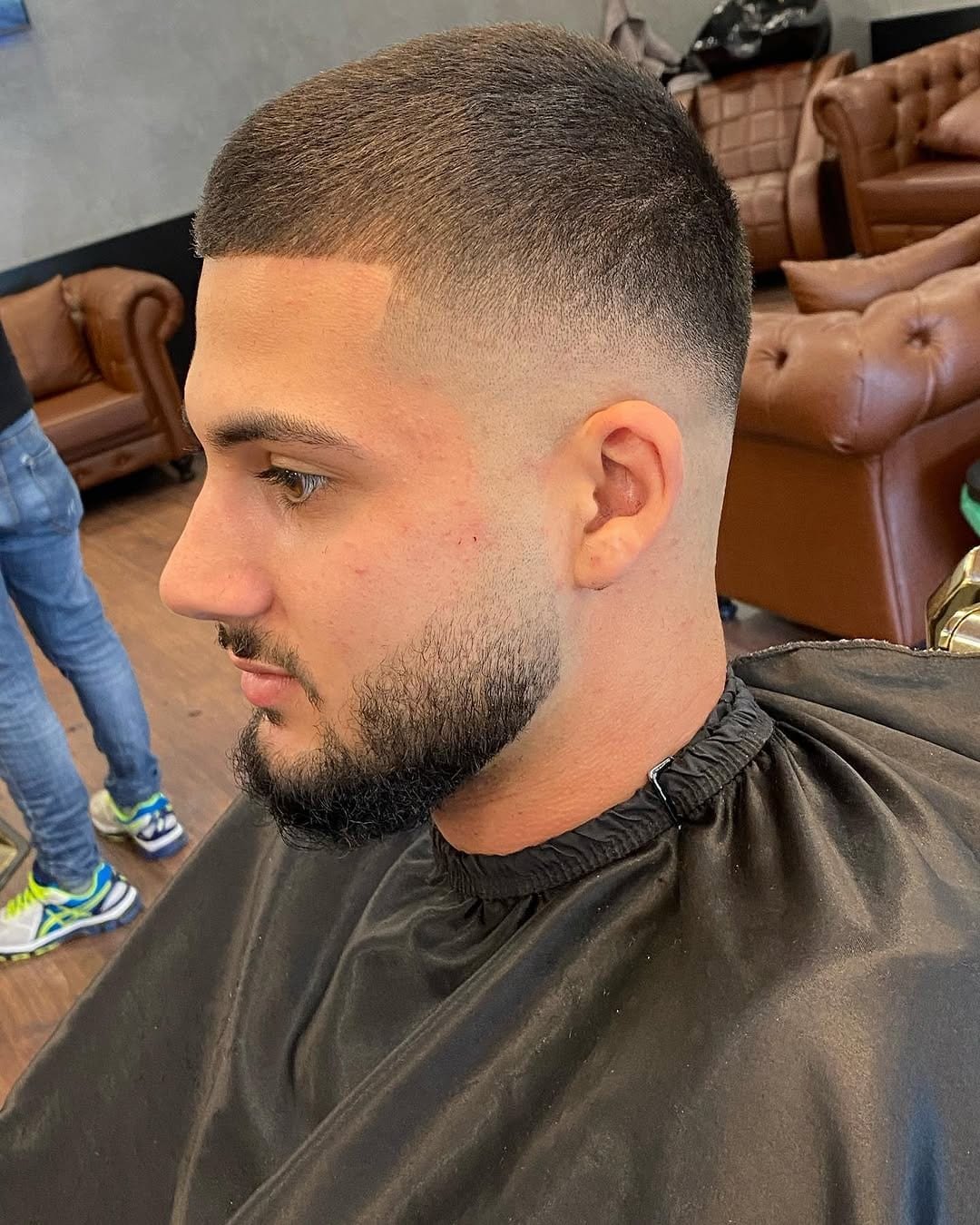 Kurzer, sauberer Fade von der Seite