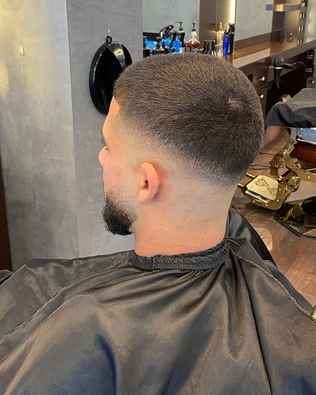 Texturierter Undercut mit vollem Bart