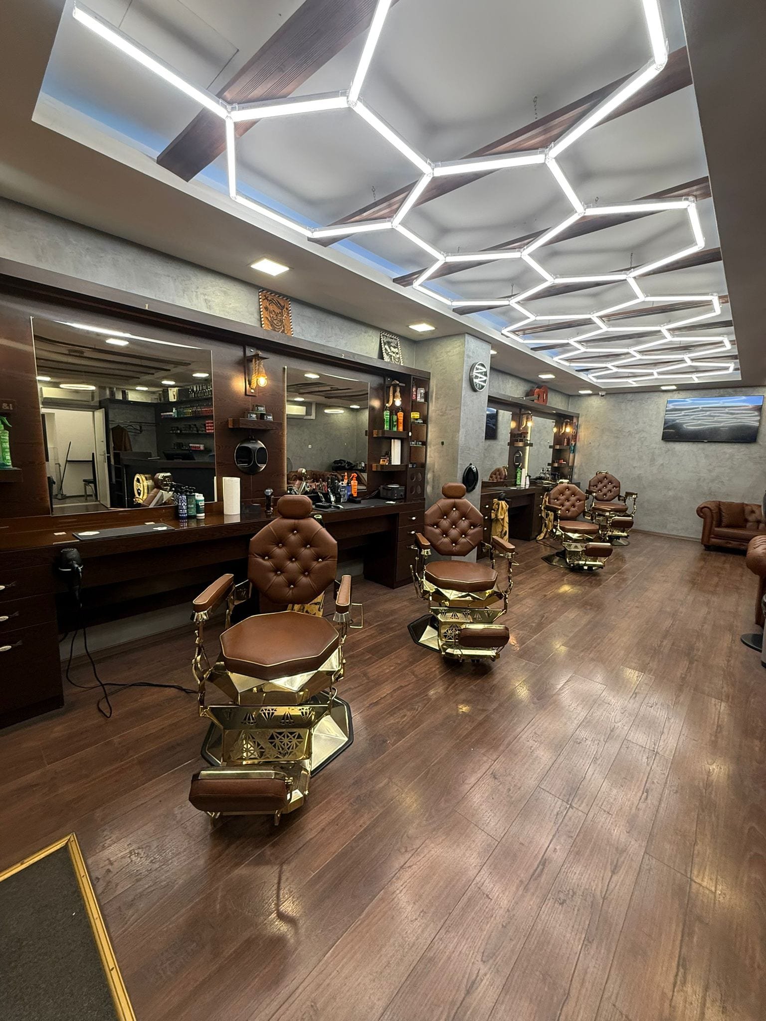 Barberstuhl und Spiegel im Welser Shop